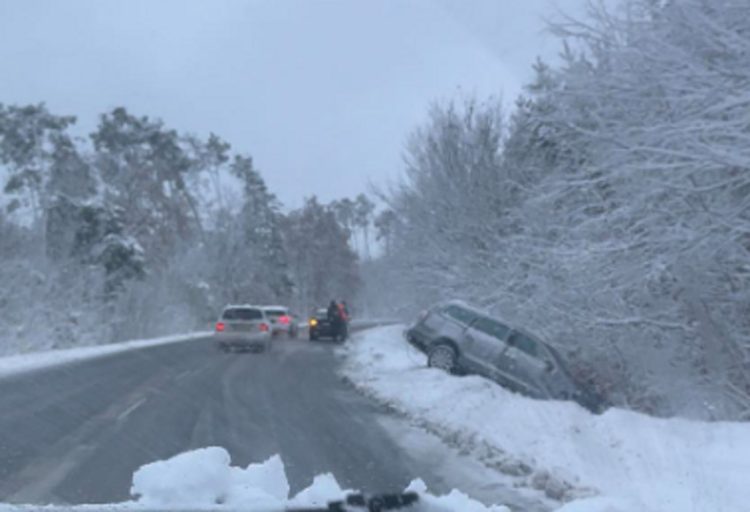 Nehoda na ceste Brodské - Gbely časť Adamov foto: Viktória R. Dopravný servis SE, SI a okolie