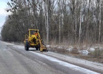 Cesta na cezhraničný most v Moravskom Sv. Jáne odstraňovanie zvyškov ľadu. Foto zdroj:  Mário O. FB 14.1.2024