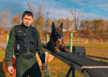 Policajt Miro a jeho služobný pes Orion zo Senice zdroj: reprofoto video Polícia SR