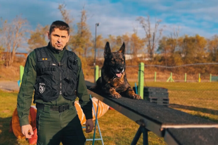 Policajt Miro a jeho služobný pes Orion zo Senice zdroj: reprofoto video Polícia SR