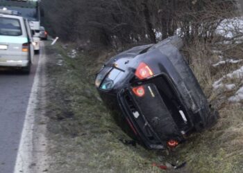 Auto v priekope ilustračné foto zdroj: Polícia SR