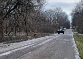 Cesta na cezhraničný most v Moravskom Sv. Jáne odstraňovanie zvyškov ľadu. Foto zdroj:  Mário O. FB 14.1.2024