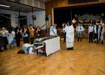 Krojovany fašang - pochovávanie basy archiv. foto: poskytla Oľga Drahošová