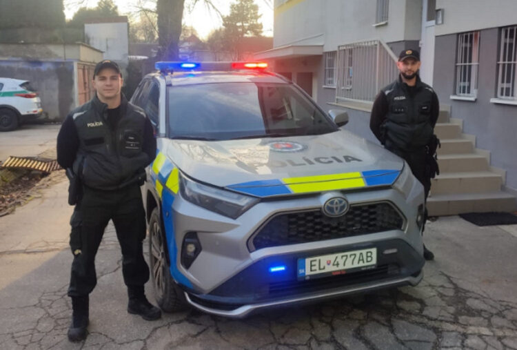 Muž padol do žumpy, policajti z Myjavy mu zachránili život. zdroj: KR PZ Trenčín