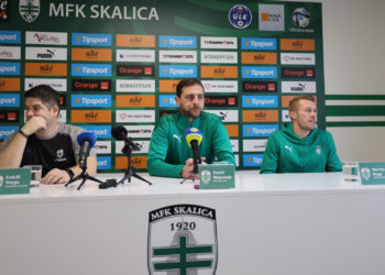 Tlačová konferencia MFK Skalica pred začiatkom jarnej časti Niké ligy. Zľava: generálny manažér Lukáš Varga, tréner Pavol Majerník a kapitán Martin Nagy. Autor: Vladimír Miček