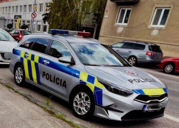 Policajné auto senickí dopraváci zdroj: Polícia KR PZ v TT