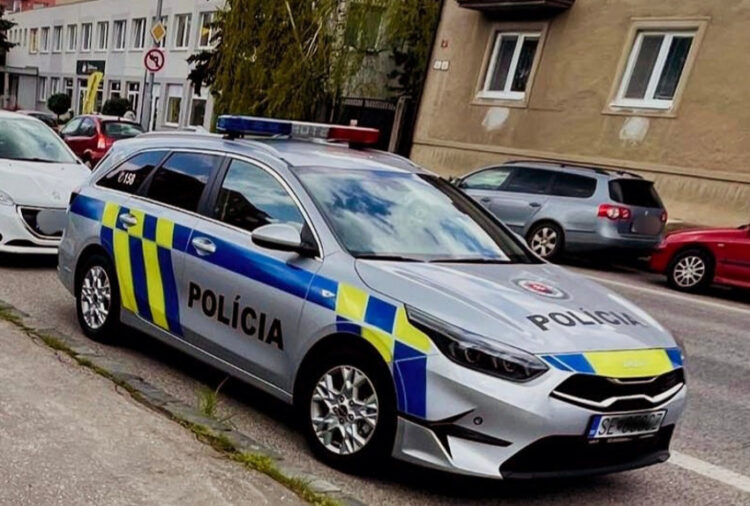 Policajné auto senickí dopraváci zdroj: Polícia KR PZ v TT