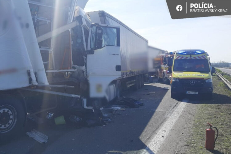 autentické foto z nehody kamiónov zdroj: Polícia KR PZ v BA