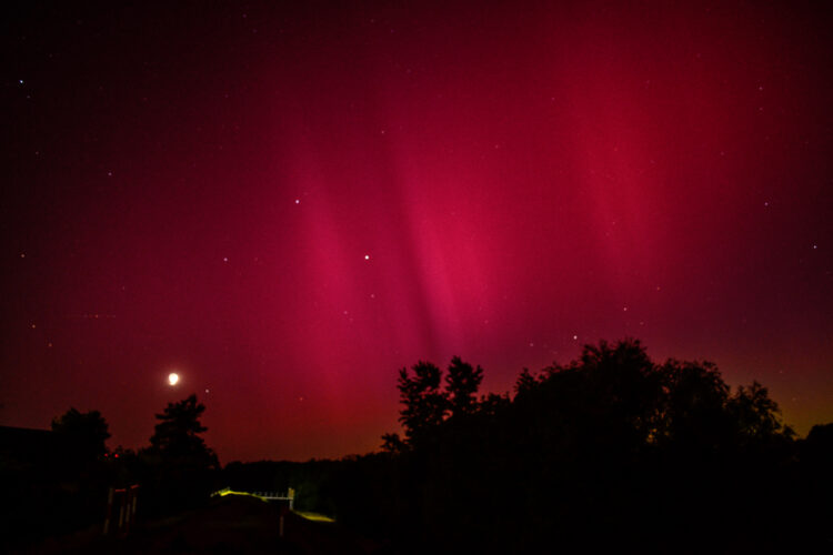 Polárna žiara nad obcou Záhorská Ves foto: Dávid Tomášek