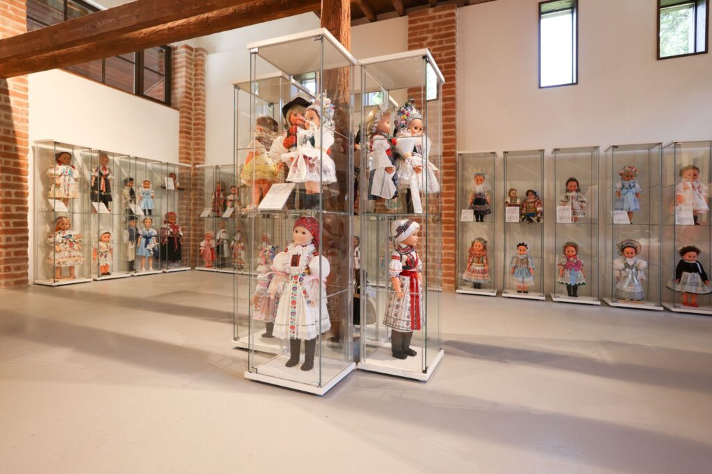 Marekove bábiky - expozícia krojovaných bábik, Cerová Autor: Vladimír Miček