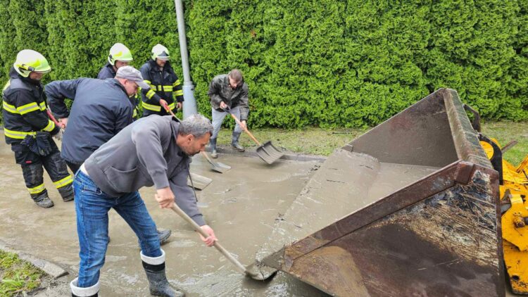 Zásah hasičov v obci Dubovce zdroj: Hasiči Skalica