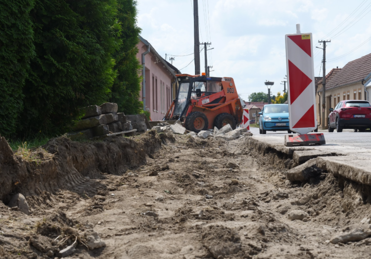 Senica Čáčov oprava chodníka zdroj: Mesto Senica