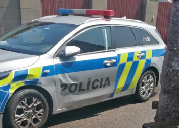 Policajné auto po nehode zdroj: KR PZ v TT