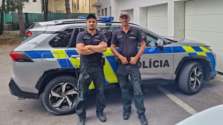 Holíčski policajti sa v stredu ráno stali hrdinami dňa, keď svojím rýchlym a profesionálnym zásahom zachránili život muža v núdzi. Zdroj: KR PZ TT