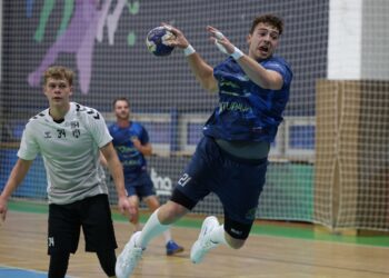 Vpravo Lukáš Konečný (HC Záhoráci), vľavo Jakub Antala (Sporta Hlohovec). HC Záhoráci - Sporta Hlohovec 34:27, 5. kolo Niké Handball extraligy Autor: Vladimír Miček