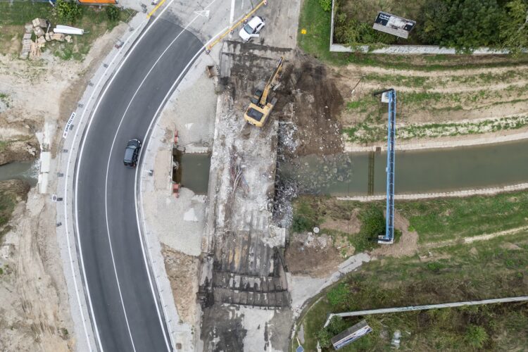 Demolácia starého mosta ponad Chojnicu pri Holíči zdroj TTSK