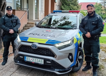 Policajti zo Skalice, ppráp. Ján a stržm. Mgr. Timotej, pomohli bezmocnej seniorke.