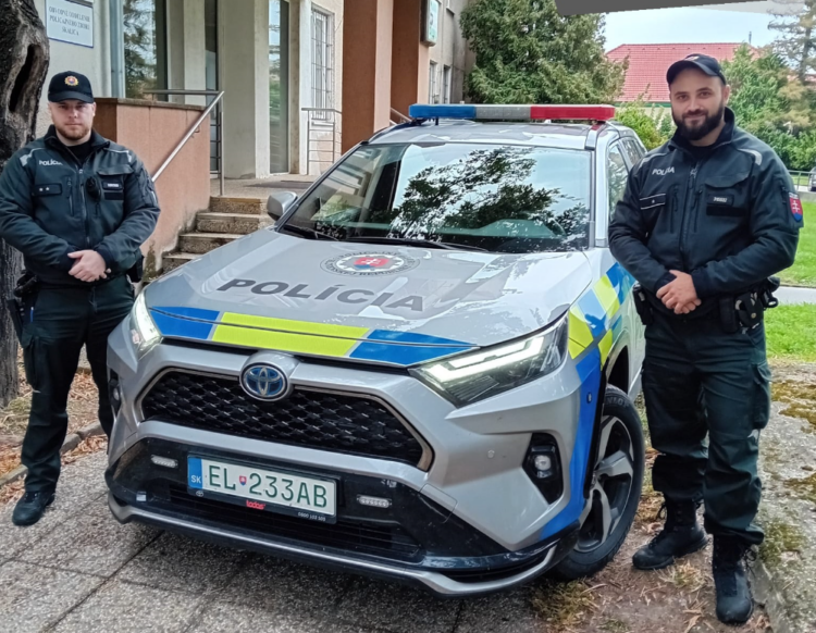 Policajti zo Skalice, ppráp. Ján a stržm. Mgr. Timotej, pomohli bezmocnej seniorke.