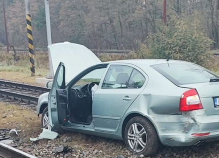 Nehoda železničné priecestie zdroj: FB skupina Dopravný servis SE,SI a okolie