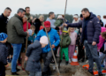 Výsadba lipovej aleje prvákmi zdroj: obec Veľké Leváre